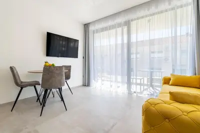 TV i/ili zabavni centar u objektu Apartmani Pino 1