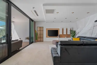 TV i/ili zabavni centar u objektu Seafront Villa Nina with 5 en-suite bedrooms