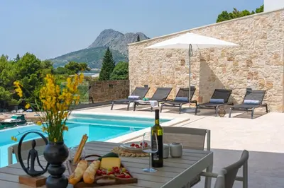 Pogled na planine ili pogled na planine iz vila