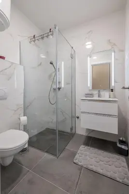 Kupaonica u objektu Modern Sunset Sea View Apartment with Large Terrace - Immortelle