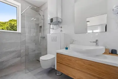 Kupaonica u objektu 3-bedroom villa Pera with heated pool, 7km from beach