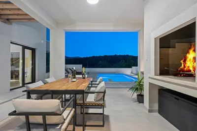 Bazen u objektu 3-bedroom villa Pera with heated pool, 7km from beach ili u blizini