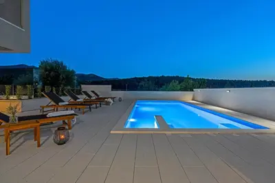 Bazen u objektu 3-bedroom villa Pera with heated pool, 7km from beach ili u blizini