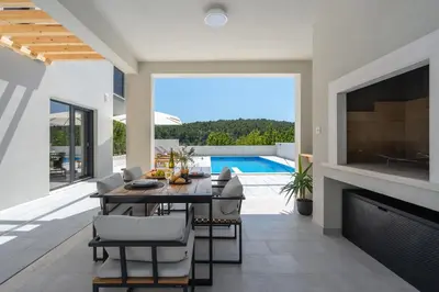 Bazen u objektu 3-bedroom villa Pera with heated pool, 7km from beach ili u blizini