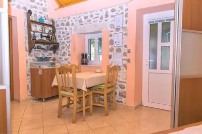 Kuhinja ili čajna kuhinja u objektu House Dinko