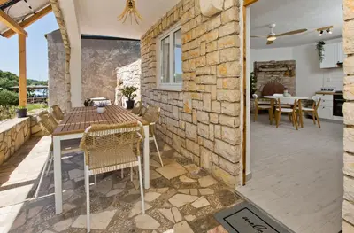 Popločani dio dvorišta ili vanjski dio objekta Robinson house T'n'T