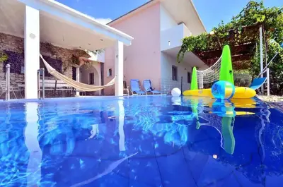 Bazen u objektu House House Roko ili u blizini