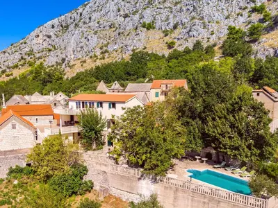 Pogled na planine ili pogled na planine iz vikendica
