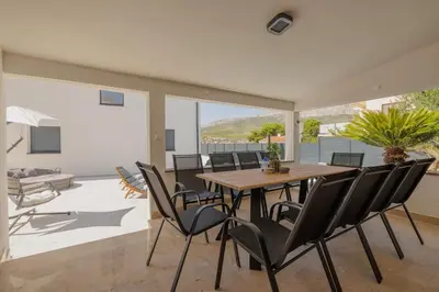 Pogled na planine ili pogled na planine iz vila