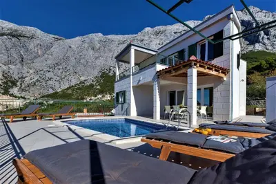 Pogled na planine ili pogled na planine iz vila