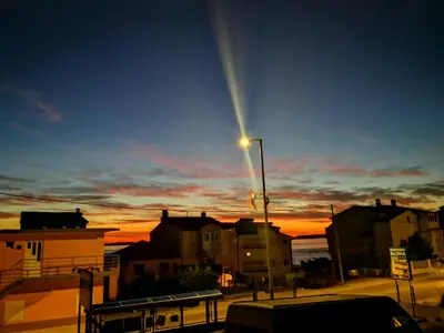 Pogled na izlazak ili zalazak sunca iz apartmana