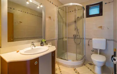 Kupaonica u objektu Awesome Home In Stomorska With House Sea View