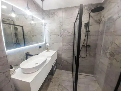 Kupaonica u objektu Luxury two-bedroom apartment by the sea U KaLu