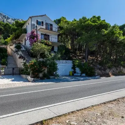 Apartments with parking space Marusici