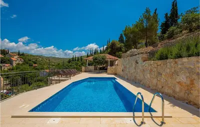 Bazen u objektu Villa Luka Brac ili u blizini