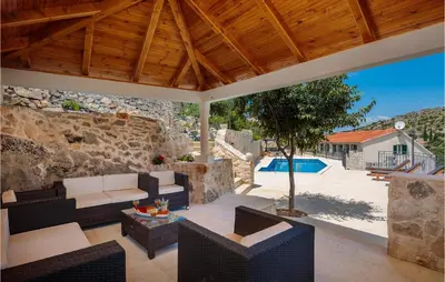 Bazen u objektu Villa Luka Brac ili u blizini