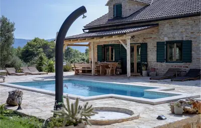 Bazen u objektu Villa Harpocrates ili u blizini