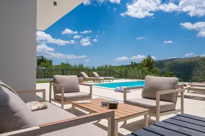 Pogled na planine ili pogled na planine iz vila