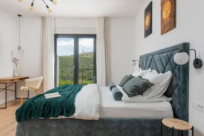 Krevet ili kreveti u jedinici u objektu Villa Nacle with Heated Pool and Large Playground near Omis and Split