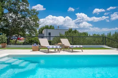 Bazen u objektu Villa Nacle with Heated Pool and Large Playground near Omis and Split ili u blizini