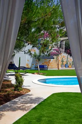 Bazen u objektu My Place Hvar ili u blizini