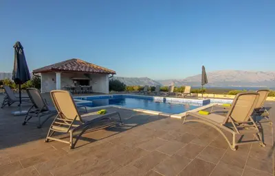 Bazen u objektu Ferienhaus Luisa Insel Brac - Kamin, Pool, Grill, Olivengrundstück ili u blizini