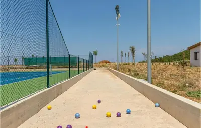 Tereni za tenis i/ili skvoš u sklopu objekta Opg Dide Frane ili u blizini