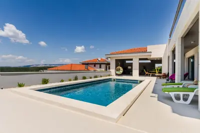 Bazen u objektu Villa Bay View ili u blizini