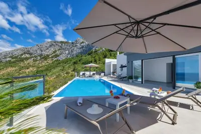 Pogled na planine ili pogled na planine iz vila