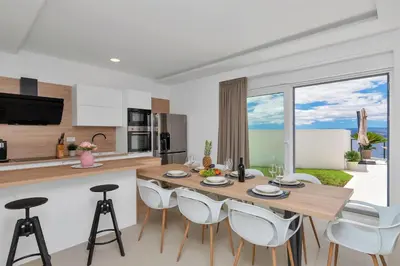 Kuhinja ili čajna kuhinja u objektu Villa Skyview mit Infinitypool und Panorama Meerblick