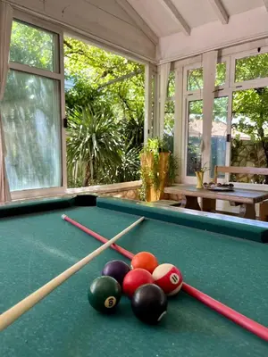 Stol za biljar u objektu Studio apartment Gorana with swimming pool