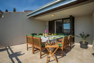 Popločani dio dvorišta ili vanjski dio objekta Holiday Home Petra