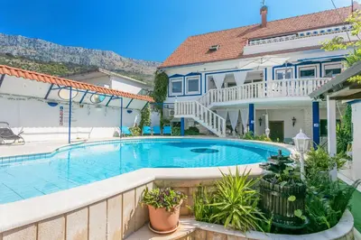 Bazen u objektu Family-friendly apartments with swimming pool Sumpetar, Omis - 21633 ili u blizini
