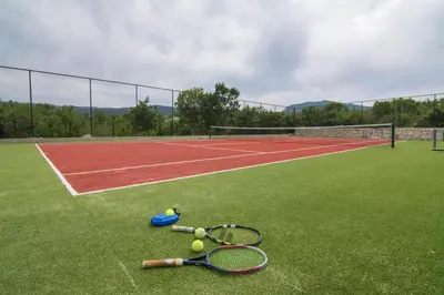 Tereni za tenis i/ili skvoš u sklopu objekta Villa Nebo ili u blizini