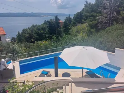 Bazen u objektu Family-friendly apartments with swimming pool Marusici, Omis - 21377 ili u blizini