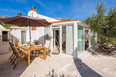 Popločani dio dvorišta ili vanjski dio objekta Holiday home Zlatni san - private heated pool