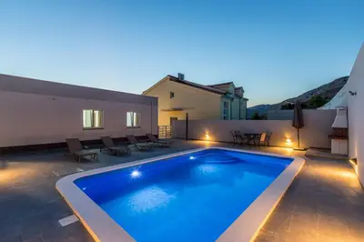 Bazen u objektu Family friendly house with a swimming pool Podstrana, Split - 21718 ili u blizini