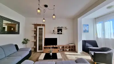 TV i/ili zabavni centar u objektu Three-Bedroom Apartment close to the Omis beach