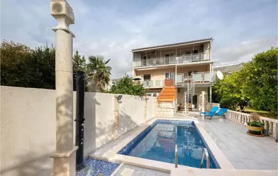 Bazen u objektu Gorgeous Home In Podstrana ili u blizini