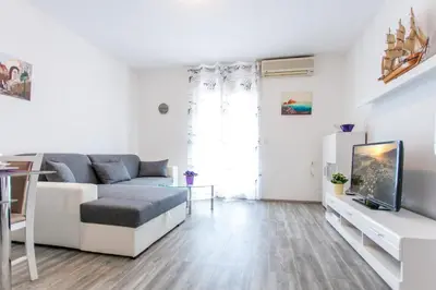 TV i/ili zabavni centar u objektu Apartman Miami Podstrana