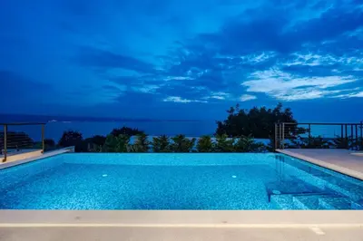 Bazen u objektu Stylish Villa Olea with heated pool and panoramic sea views ili u blizini
