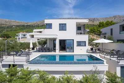 Bazen u objektu Stylish Villa Olea with heated pool and panoramic sea views ili u blizini