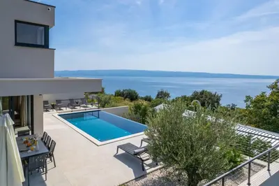 Bazen u objektu Stylish Villa Olea with heated pool and panoramic sea views ili u blizini