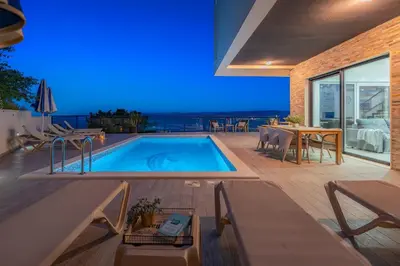 Bazen u objektu Seaview Villa Matea with 4 en-suite Bedrooms, Whirlpool, Sauna, Private pool ili u blizini