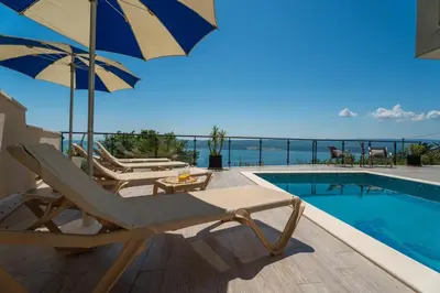 Bazen u objektu Seaview Villa Matea with 4 en-suite Bedrooms, Whirlpool, Sauna, Private pool ili u blizini