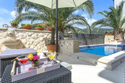 Bazen u objektu Villa Capitis in the Centre - Deluxe Apartment with Swimming Pool ili u blizini