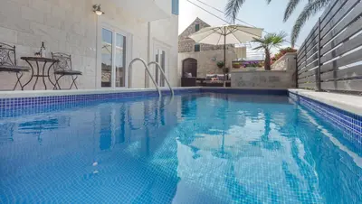 Bazen u objektu Villa Capitis in the Centre - Deluxe Apartment with Swimming Pool ili u blizini