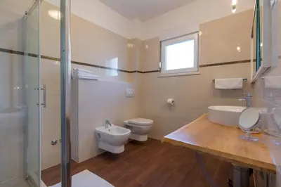 Kupaonica u objektu Villa Mermaid - Heated Pool, Sea Views & Beach 120m I Split Riviera