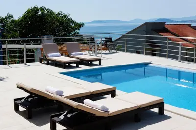 Bazen u objektu Villa Mermaid - Heated Pool, Sea Views & Beach 120m I Split Riviera ili u blizini