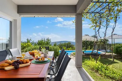 Bazen u objektu Villa UP with panoramic views of picturesque landscape and sea ili u blizini